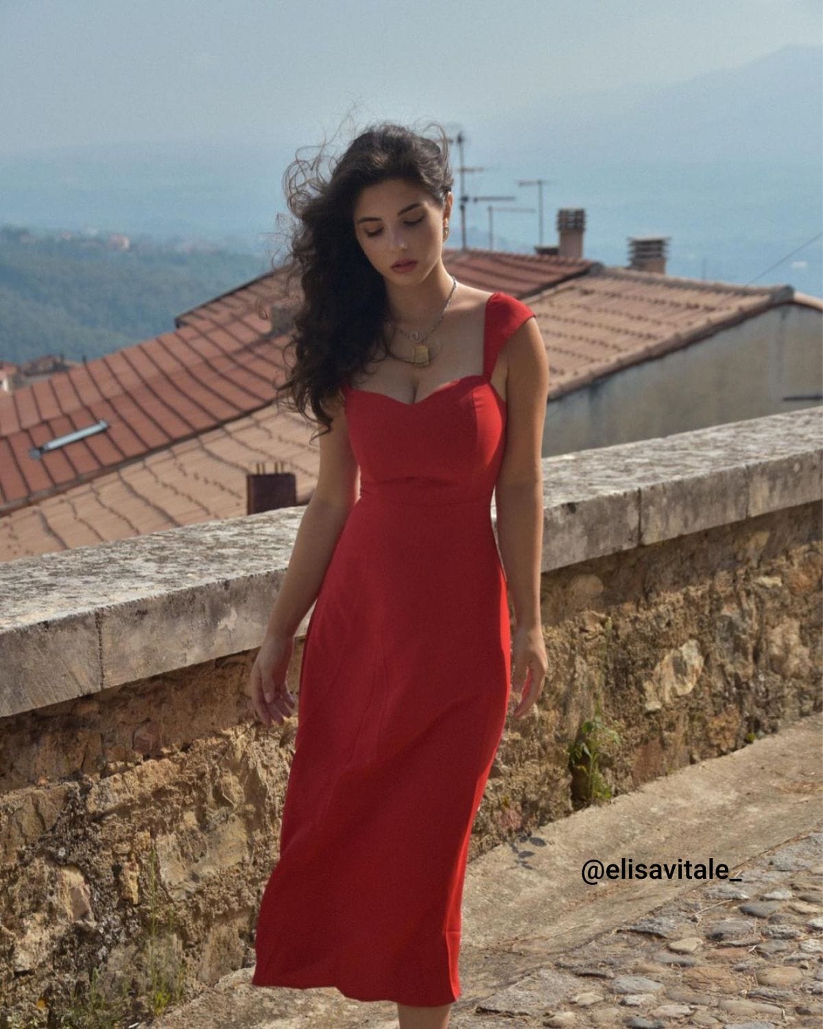 Rød midi-kjole med hjerteudskæring og korte ærmer